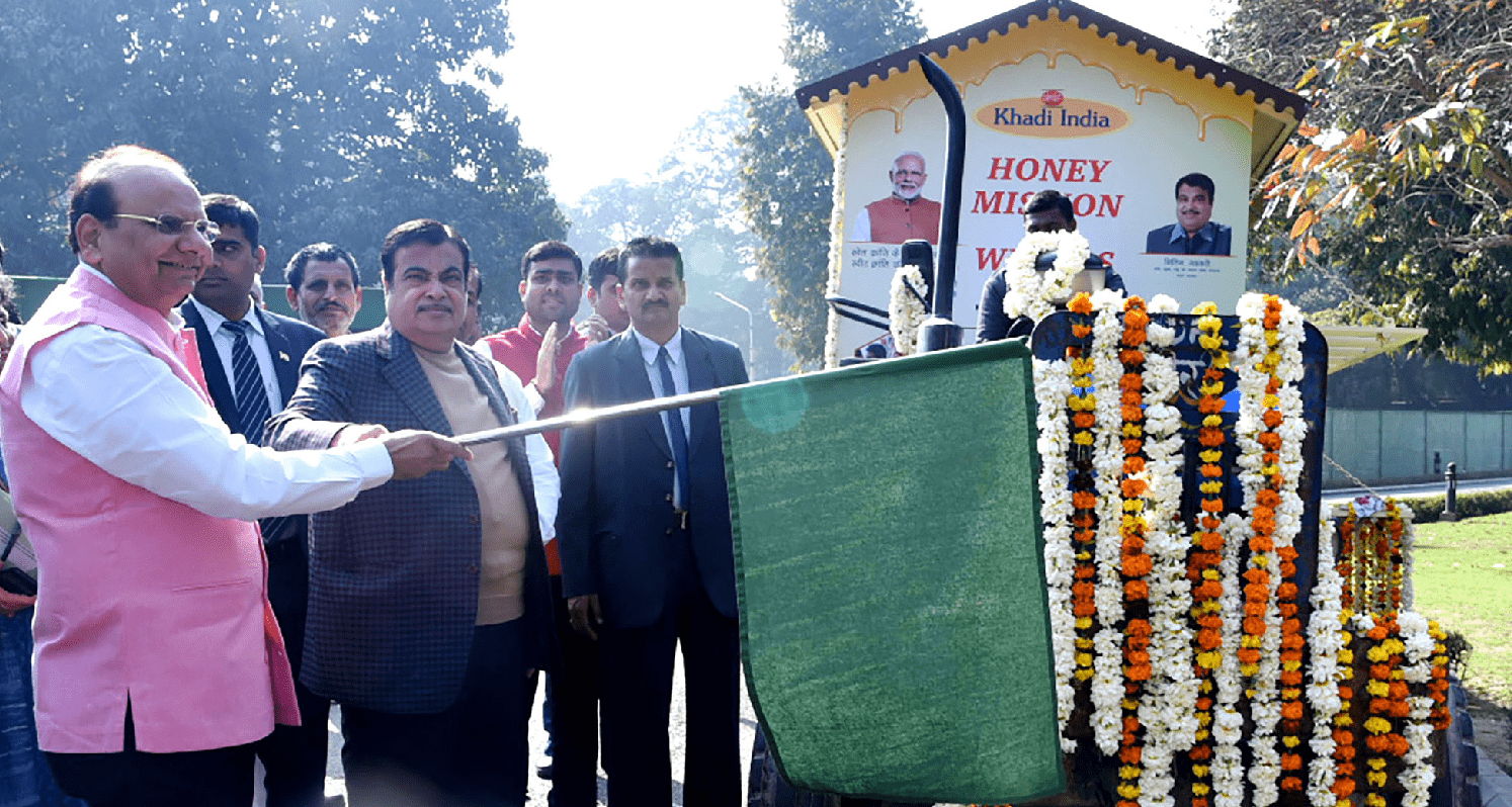 nitin-gadkari-flags-off-apiary-on-wheels